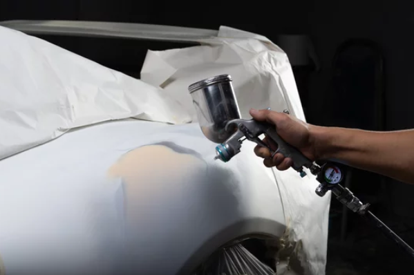 専用の塗装ブースにて、本塗装